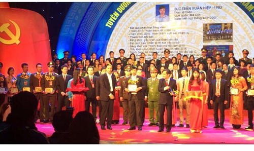 Đồng chí Trần Xuân Hiệp - Bí thư Đoàn trường đã rất vinh dự được trao tặng danh hiệu Đảng viên trẻ xuất sắc tiêu biểu Thủ đô Hà Nội năm 2016.